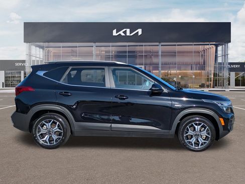 Certified 2023 Kia Seltos EX AWD/4WD image 3