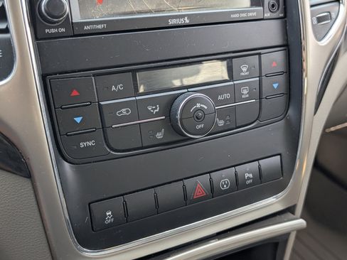 Used 2013 Jeep Grand Cherokee Laredo AWD/4WD image 17