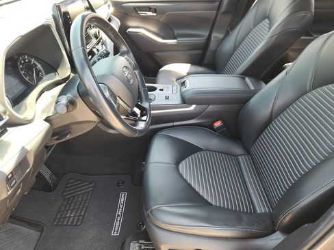 Used 2021 Toyota Highlander XSE FWD image 12