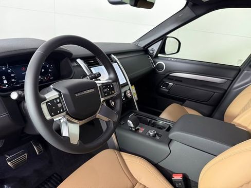 Certified 2025 Land Rover Discovery Dynamic SE image 13