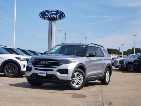 Used 2021 Ford Explorer XLT RWD image 3