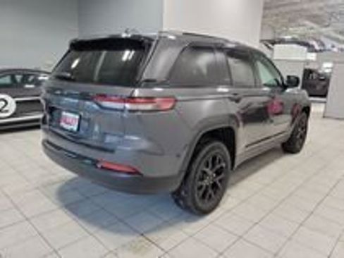 Used 2025 Jeep Grand Cherokee Altitude image 50