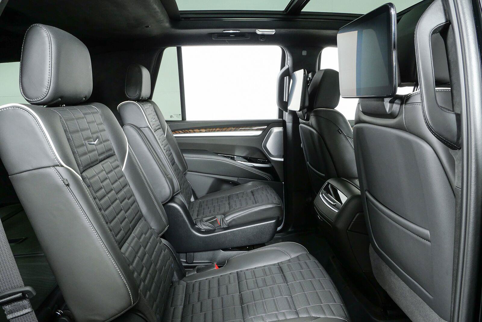 Used 2025 Cadillac Escalade Sport Platinum w/ LPO, ONYX Package AWD/4WD image 24