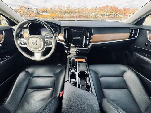 Used 2022 Volvo S90 B6 Momentum image 18