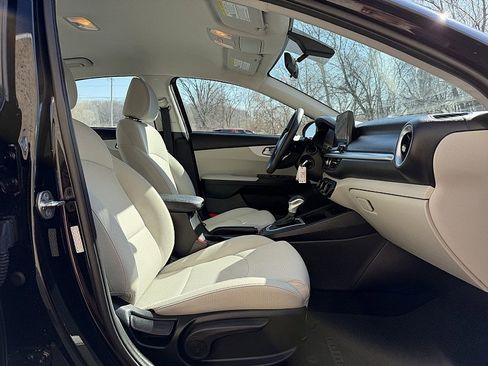 Used 2023 Kia Forte LXS w/ LXS Technology Package image 16