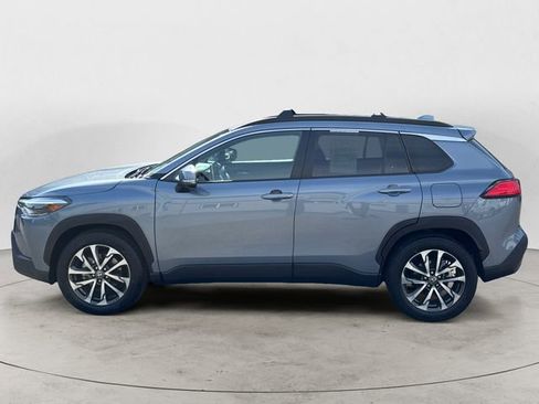 Used 2022 Toyota Corolla Cross XLE w/ Convenience Package AWD/4WD image 2