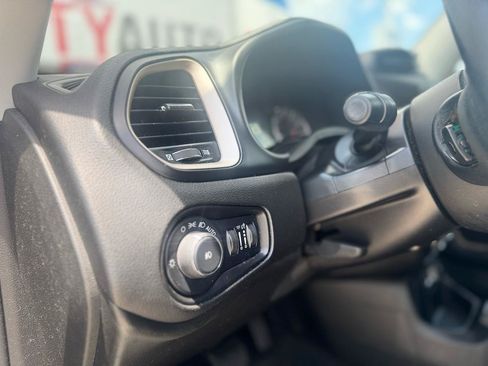 Used 2017 Jeep Renegade Latitude FWD image 41