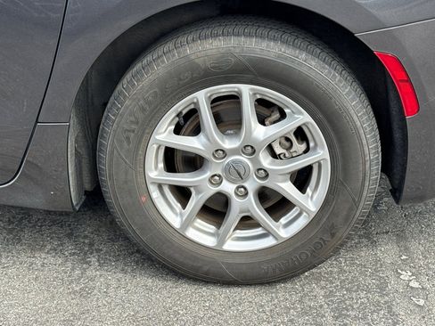 Used 2023 Chrysler Pacifica Touring-L FWD image 4