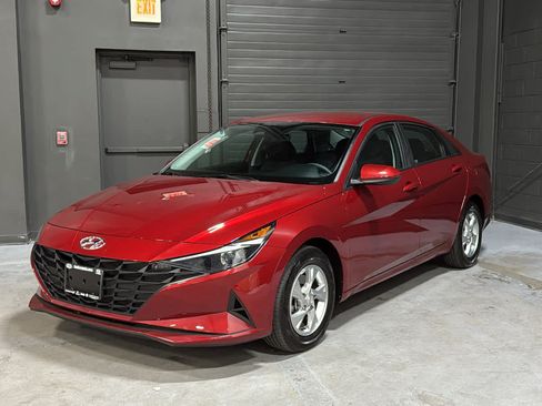 Used 2023 Hyundai Elantra SE FWD image 3
