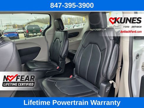 Used 2024 Chrysler Pacifica Touring-L FWD image 16