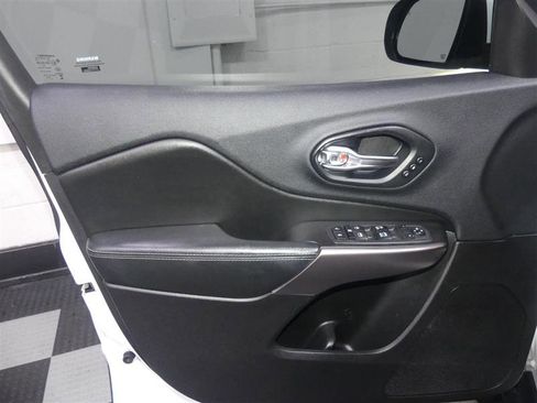 Used 2019 Jeep Cherokee Limited image 18