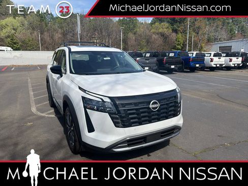 New 2026 Nissan Pathfinder Platinum image 1