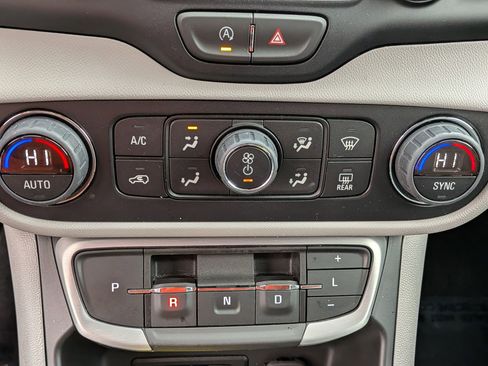 Used 2023 GMC Terrain SLT image 30