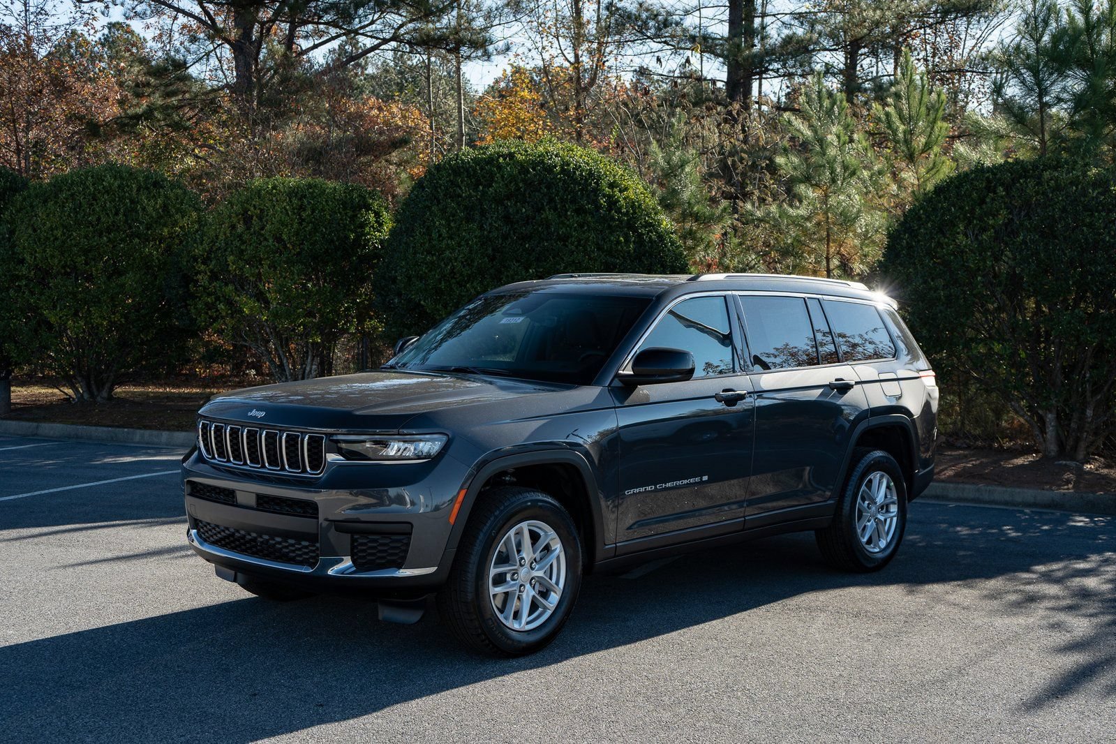 Used 2025 Jeep Grand Cherokee L Laredo RWD image 3