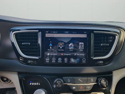 Used 2018 Chrysler Pacifica Touring-L image 23