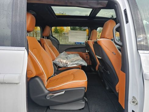 New 2026 Chrysler Pacifica Pinnacle image 13
