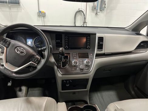 Used 2018 Toyota Sienna XLE w/ XLE Navigation Package image 11
