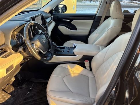 Used 2023 Toyota Highlander XLE image 16