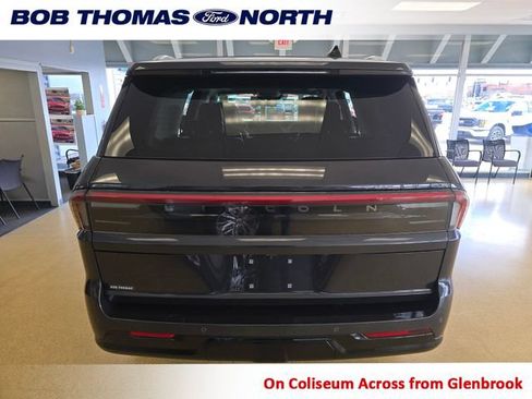 Used 2025 Lincoln Navigator Reserve AWD/4WD image 4