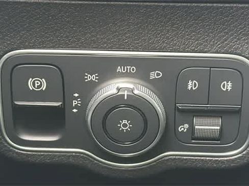 Used 2025 Mercedes-Benz GLB 250 4MATIC image 17