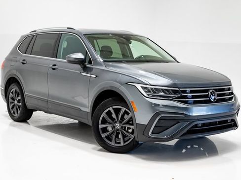Used 2023 Volkswagen Tiguan SE w/ Panoramic Sunroof Package FWD image 6