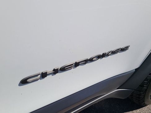 Used 2022 Jeep Cherokee Trailhawk image 6