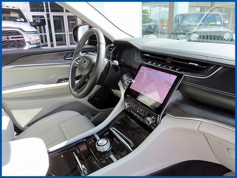 Certified 2022 Jeep Grand Cherokee Overland w/ Luxury Tech Group IV image 8