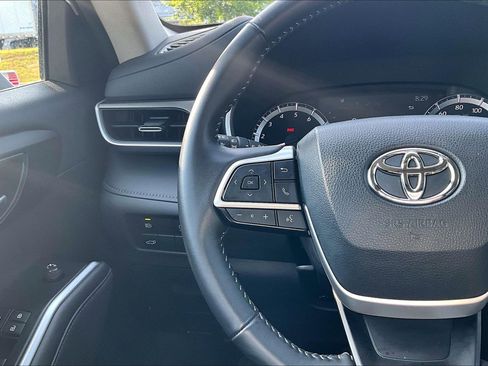 Used 2023 Toyota Highlander XLE FWD image 11