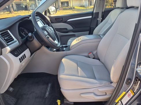 Used 2017 Toyota Highlander LE image 8