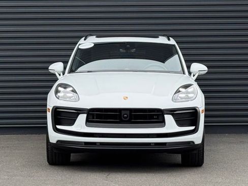 Certified 2025 Porsche Macan AWD/4WD image 10