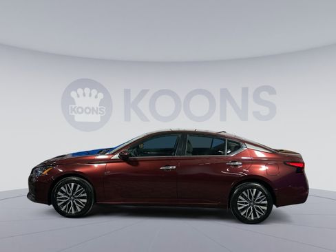 Used 2023 Nissan Altima 2.5 SV image 2