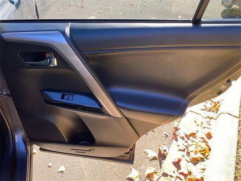 Used 2018 Toyota RAV4 Limited image 35