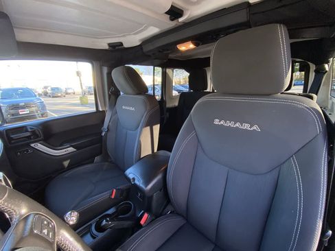 Used 2016 Jeep Wrangler Unlimited Sahara w/ Connectivity Group AWD/4WD image 21