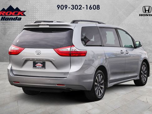 Used 2019 Toyota Sienna XLE image 4