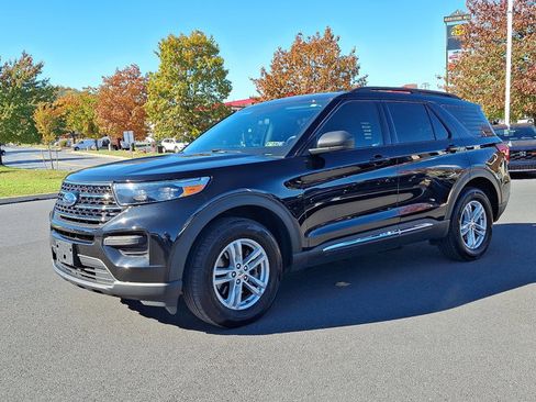 Used 2021 Ford Explorer XLT image 3