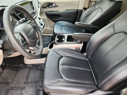 Used 2024 Chrysler Pacifica Touring-L FWD image 19