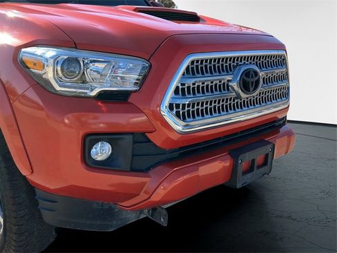 Used 2017 Toyota Tacoma TRD Sport w/ Tow Package image 10