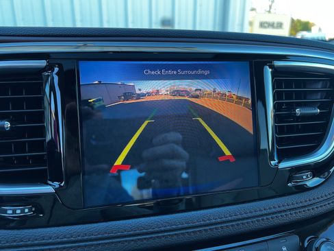 Used 2020 Chrysler Pacifica Limited image 21