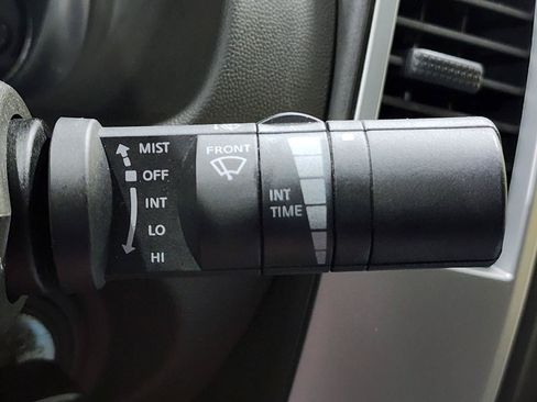 Used 2011 Nissan Frontier SV w/ SV Premium Utility Pkg AWD/4WD image 18