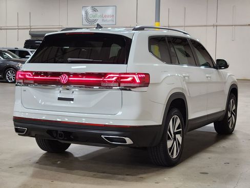 Used 2024 Volkswagen Atlas SE w/ Panoramic Sunroof Package image 8