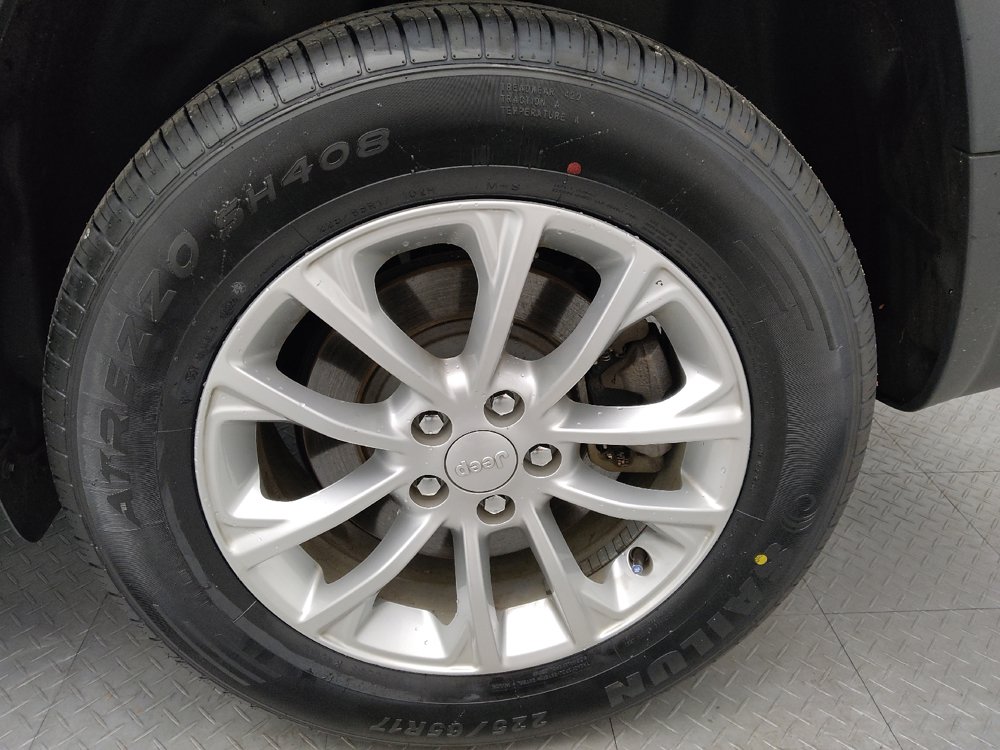 Used 2019 Jeep Cherokee Latitude w/ Cold Weather Group AWD/4WD image 31