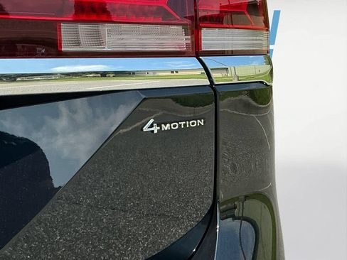 Used 2025 Volkswagen Atlas SE AWD/4WD image 19
