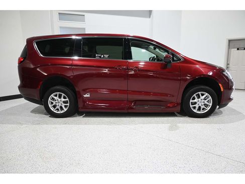 Used 2023 Chrysler Voyager LX FWD image 5