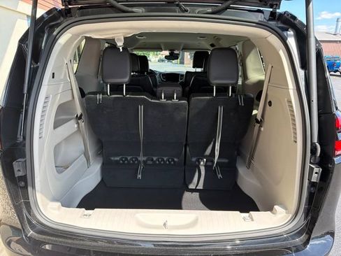 Used 2024 Chrysler Pacifica Touring-L FWD image 13