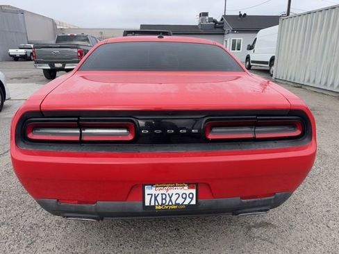 Used 2015 Dodge Challenger SXT image 6