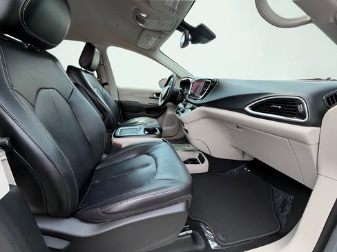 Used 2022 Chrysler Pacifica Touring-L FWD image 24