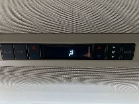 Used 2023 Toyota Sienna XLE FWD image 23