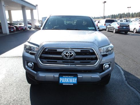 Used 2017 Toyota Tacoma Limited image 8