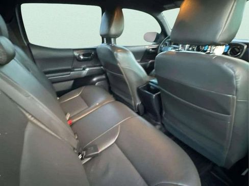 Used 2016 Toyota Tacoma TRD Sport w/ Towing Package image 10