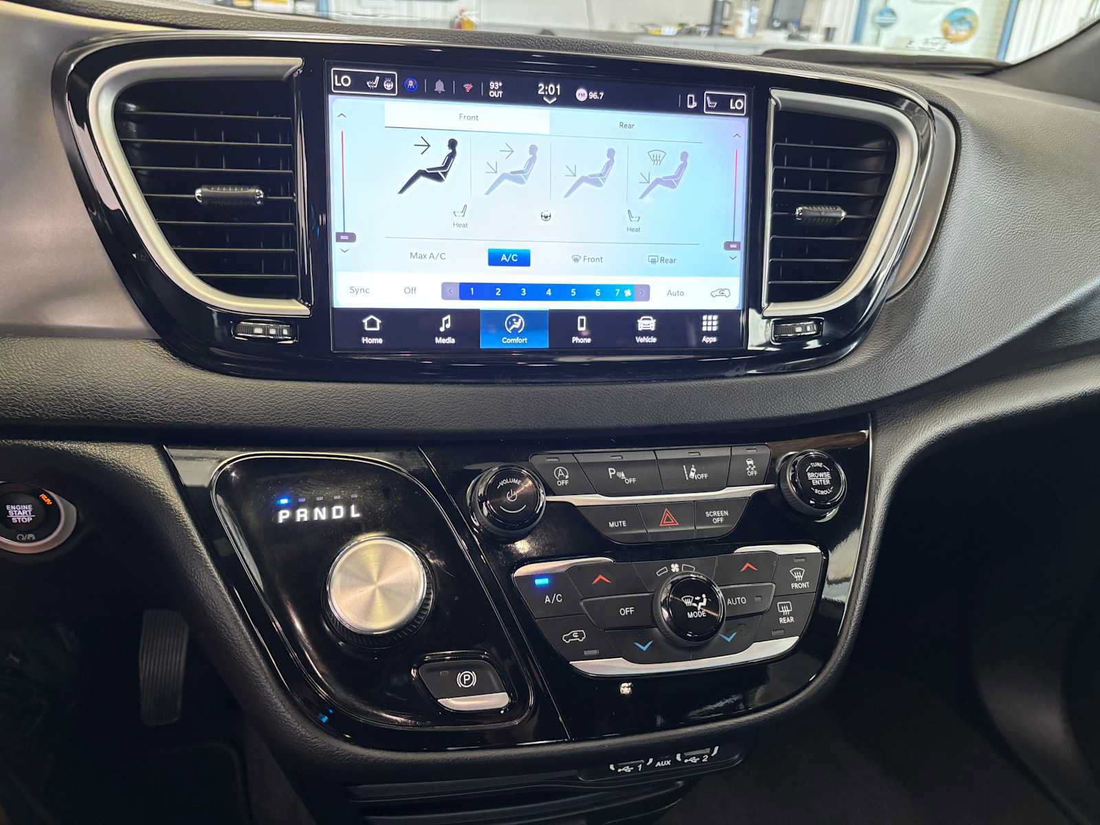 Used 2025 Chrysler Pacifica Select FWD image 12